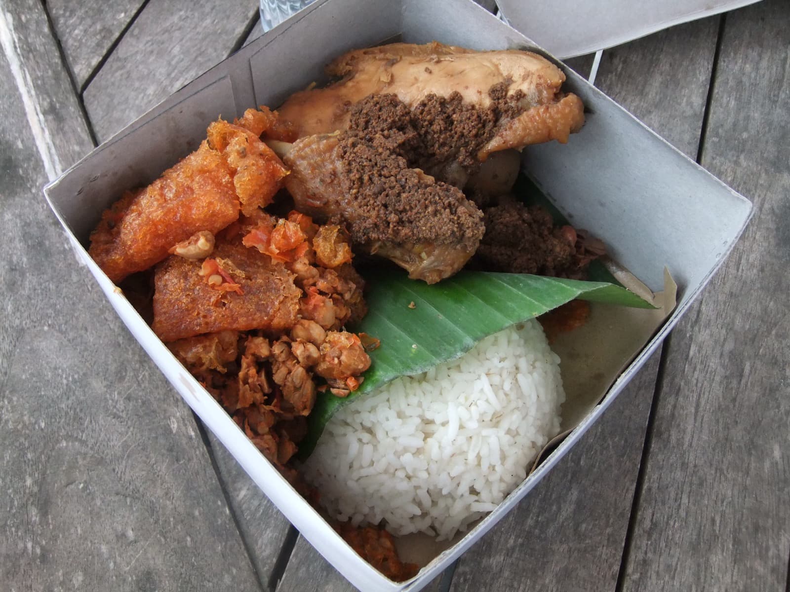 Nasi kotak lengkap untuk makan harian rumahan dan kantoran