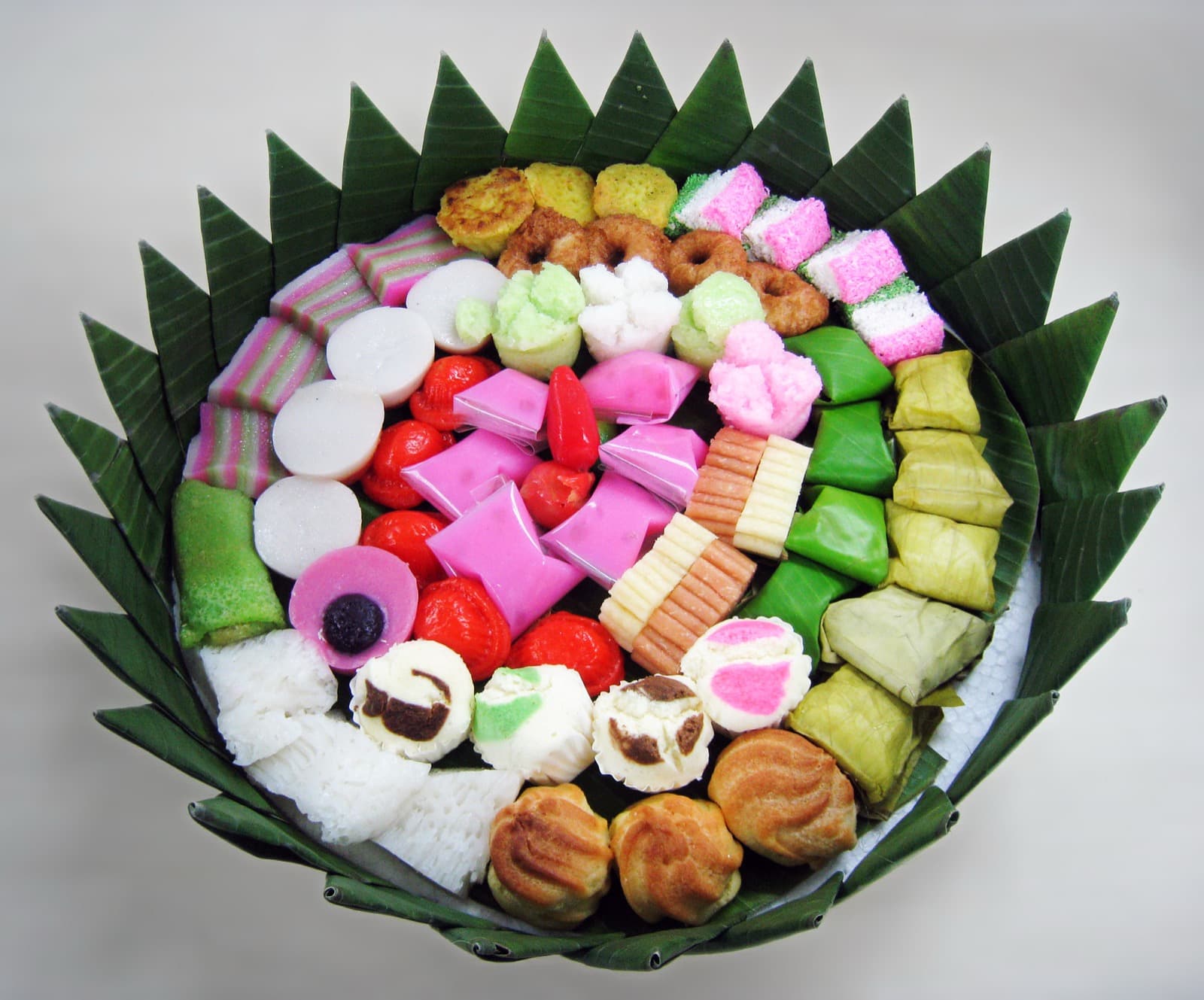 Aneka kue tampah tradisional — cikal bakal Tiska dari dapur rumahan